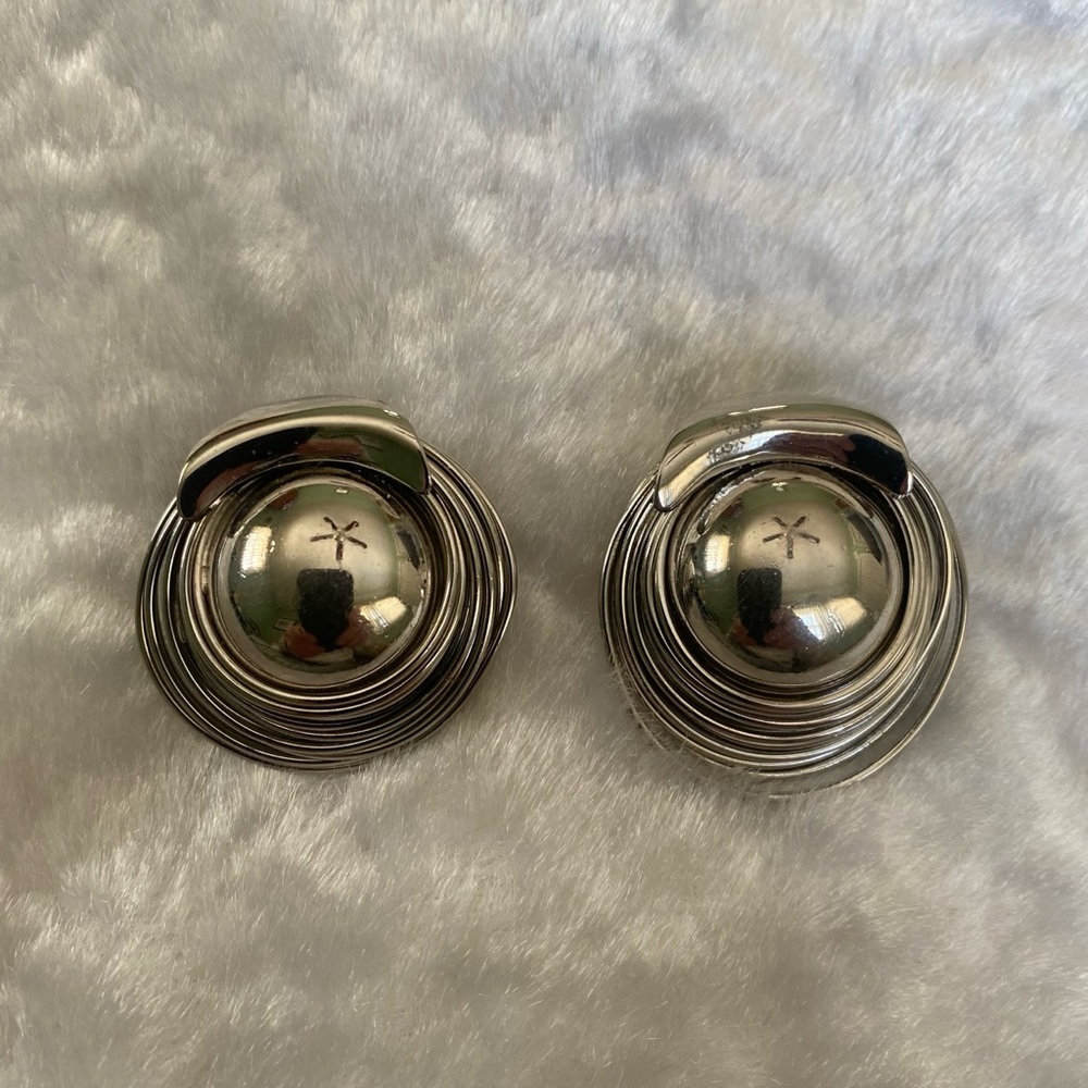 🍀Signed KARU Arke Inc. Circular Silver Clip On Earrings